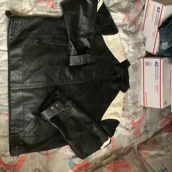 Women's Black/ Cream Vinyl Leather Jacket - Picture 4 of 8